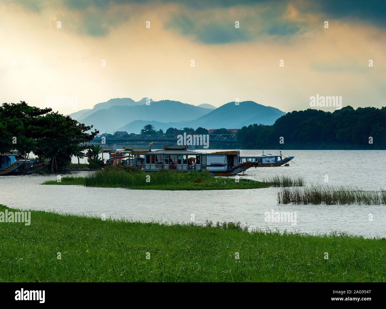Barche da fiume attraccano sul fiume profumo a Hue, Vietnam Foto Stock