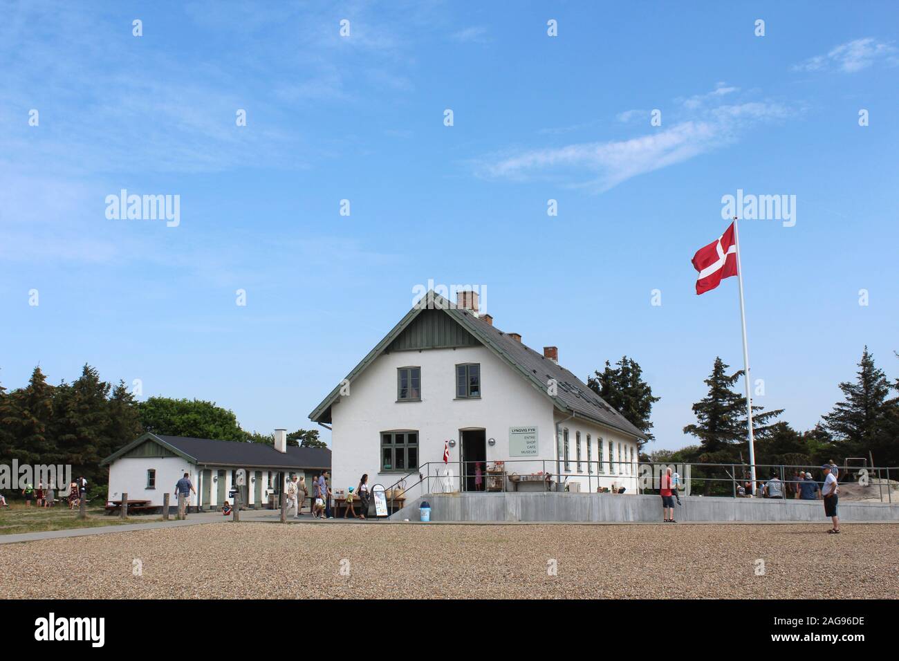 RINGKOBING, Danimarca, 24 luglio 2019: vista del negozio e museo a Lyngvig Fyr, in Jutland su una giornata d'estate. Lyngvig Fyr è un faro Foto Stock
