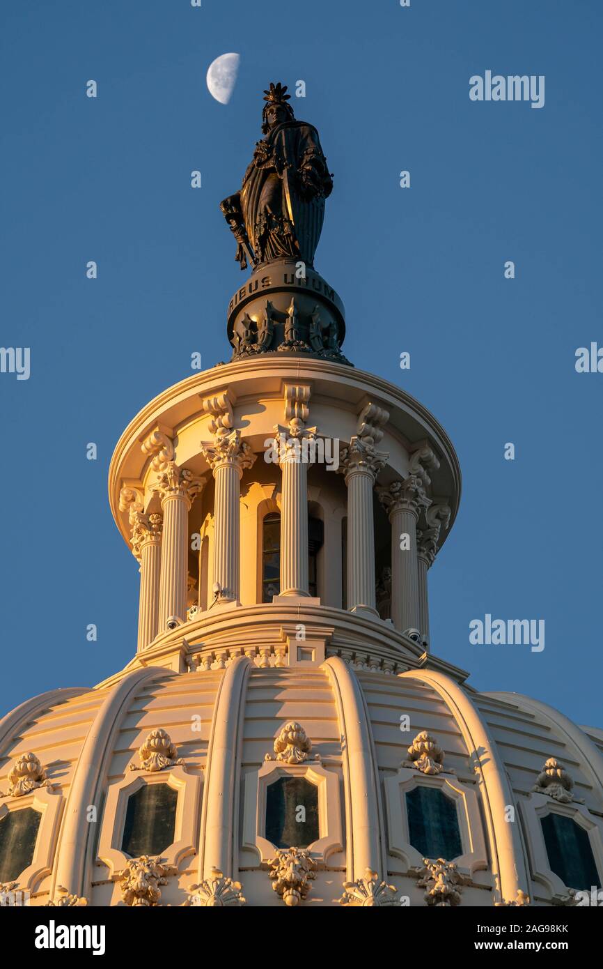 Washington DC, Stati Uniti d'America. Xviii Dicembre, 2019. Gli Stati Uniti Il capitale a sunrise prima della completa Aula di votare su due articoli di impeachment contro il presidente Donald John Trump su Capital Hill 18 dic. 2019 Washington DC. Questa sarà la quarta volta che un Presidente americano ha affrontato impeachment. Il presidente è accusato di ostruzione del Congresso e abuso di potere. Photo credit: Ken Cedeño/Sipa USA Credito: Sipa USA/Alamy Live News Foto Stock