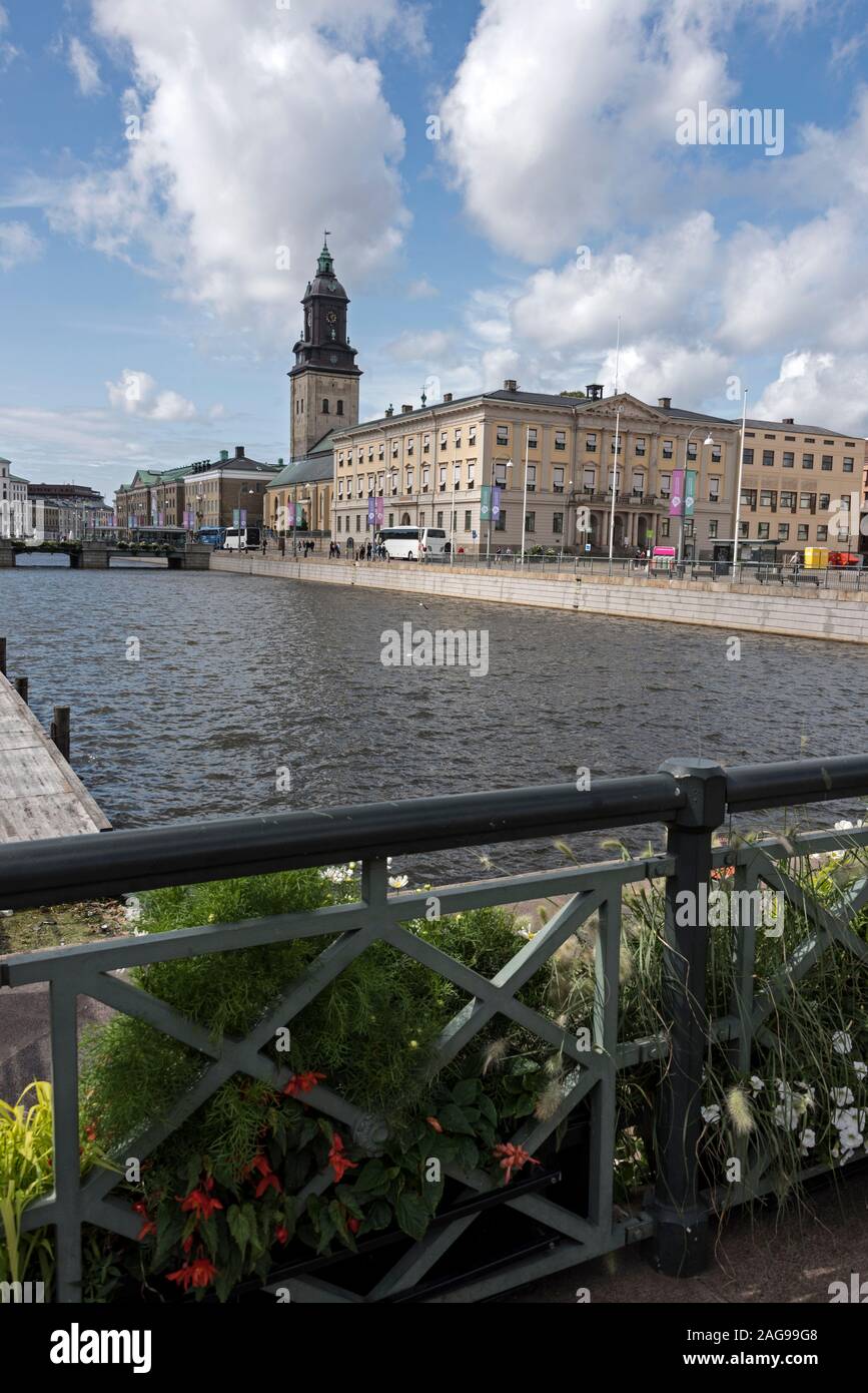 Il ponte Founatin Fontanbron () attraverso il canale Fattighus o Fattighusan in Gotherburg in Svezia. Sulla riva opposta si trova la città di Göteborg Hal Foto Stock