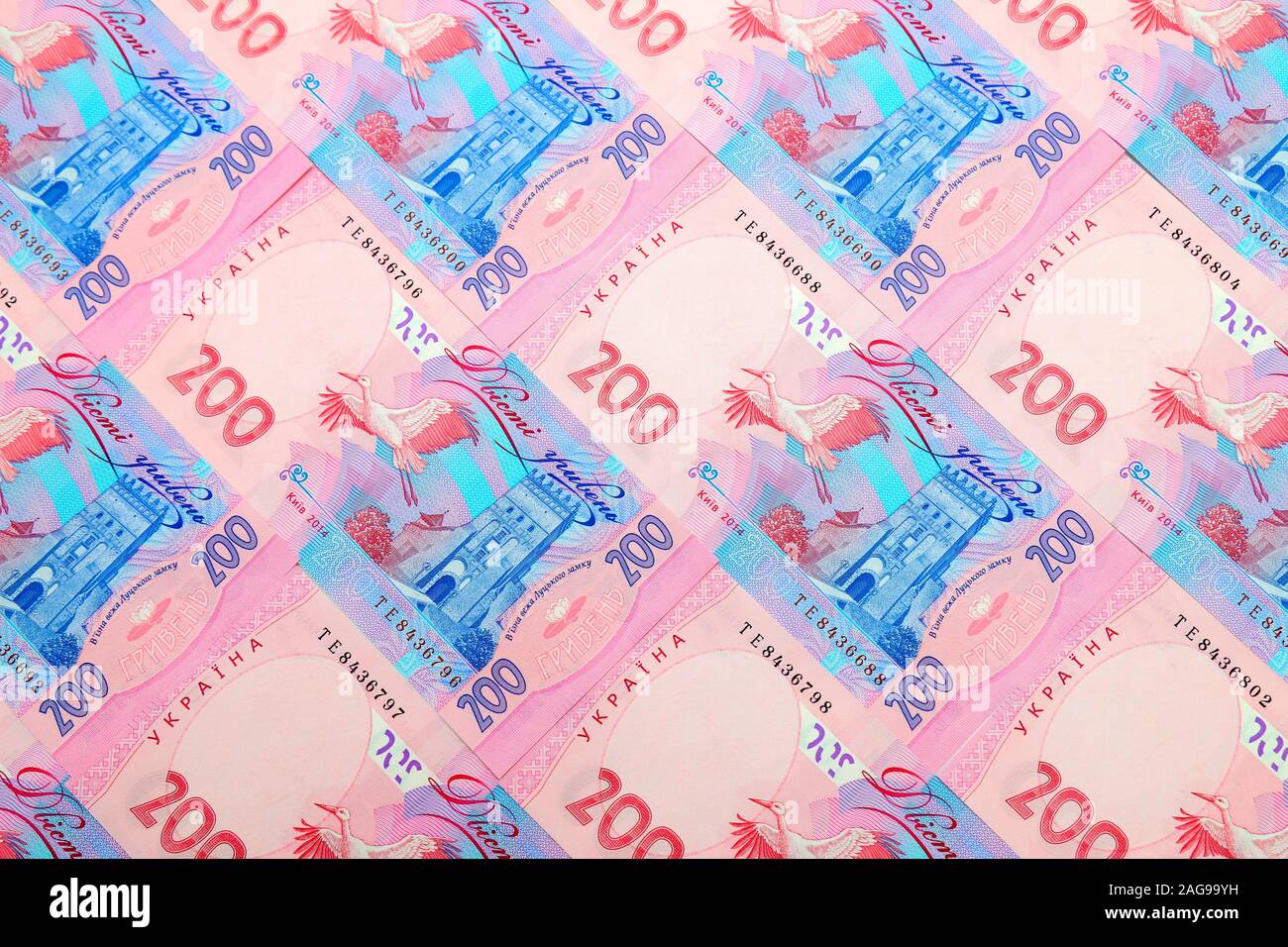 Sul tavolo sono le banconote di 200 hryvnias ucraino in uno schema a scacchiera, disposizione diagonale. Concetto e lo sfondo di denaro, Ucraina Foto Stock