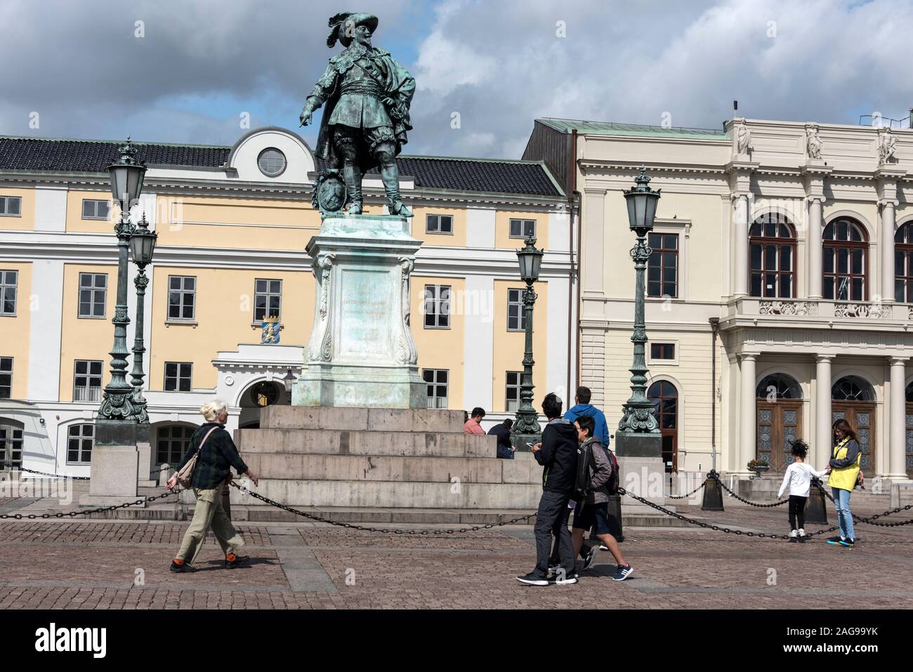 Statua del re Gustav Adolf in Gustav Adolfs Square (Gustav Adolfs Torg) davanti al city hall nel centro della città di Göteborg in Svezia. Raffica di vento Foto Stock