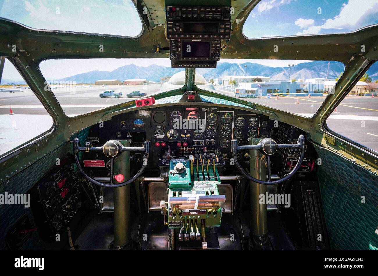 Interno di un aereo bombardiere B-17 della seconda guerra mondiale in un aeroporto Foto Stock