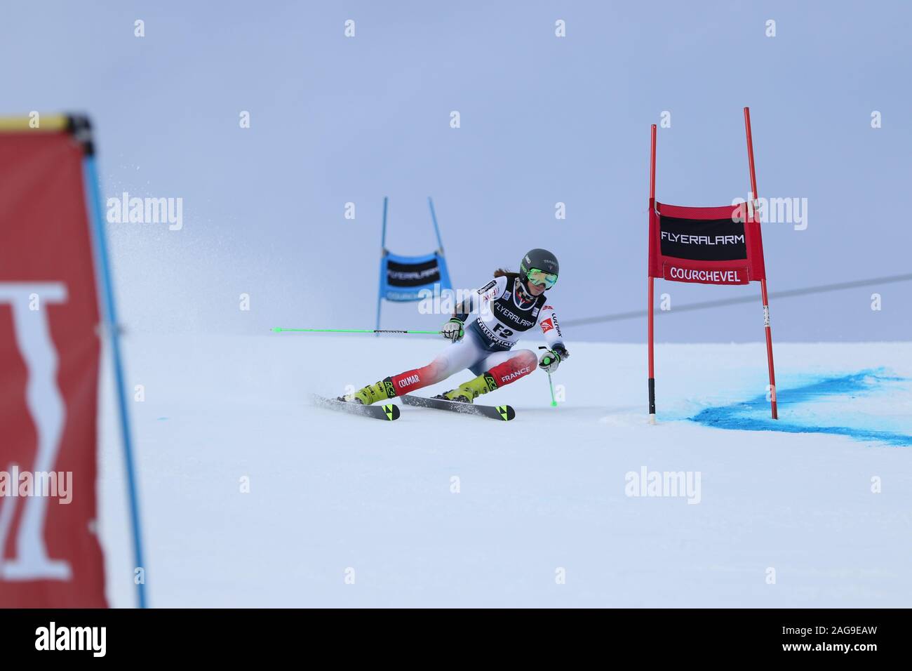 17 dic 2019 Courchevel Francia Audi FIS Coppa del Mondo di sci alpino 2019/20 giovane francese femmina sciatore alpino antesignano del Womens Slalom Gigante neve sci Foto Stock