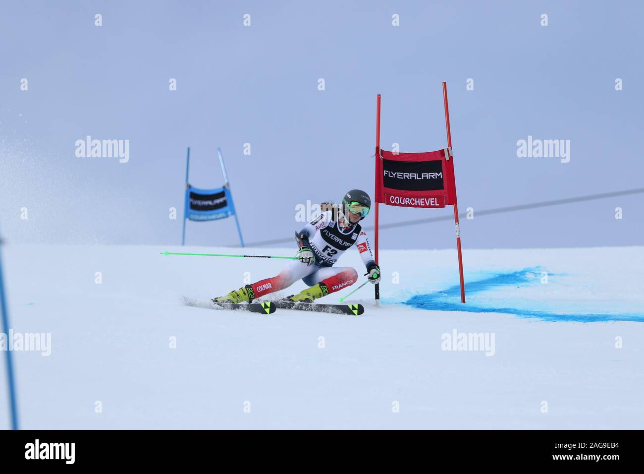 17 dic 2019 Courchevel Francia Audi FIS Coppa del Mondo di sci alpino 2019/20 giovane francese femmina sciatore alpino antesignano del Womens Slalom Gigante neve sci Foto Stock