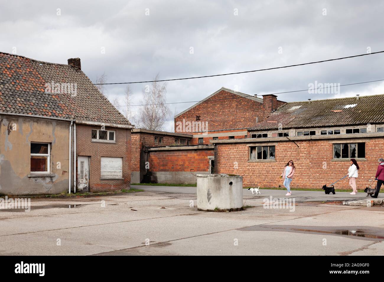 Noeveren, braccio, Belgio - 11 Marzo 2018: lavoratori abbandonati case vicino la brickyards abbandonati Foto Stock