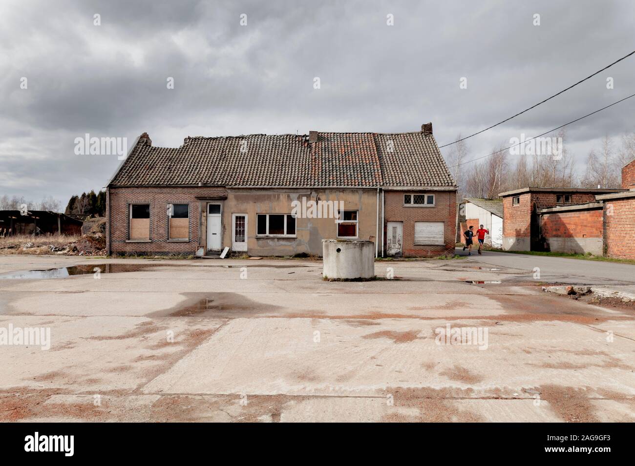 Noeveren, braccio, Belgio - 11 Marzo 2018: lavoratori abbandonati case vicino la brickyards abbandonati Foto Stock