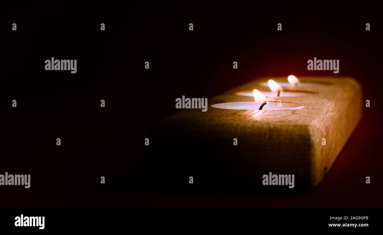 Candela su sfondo nero sentimento romantico concetto Foto Stock