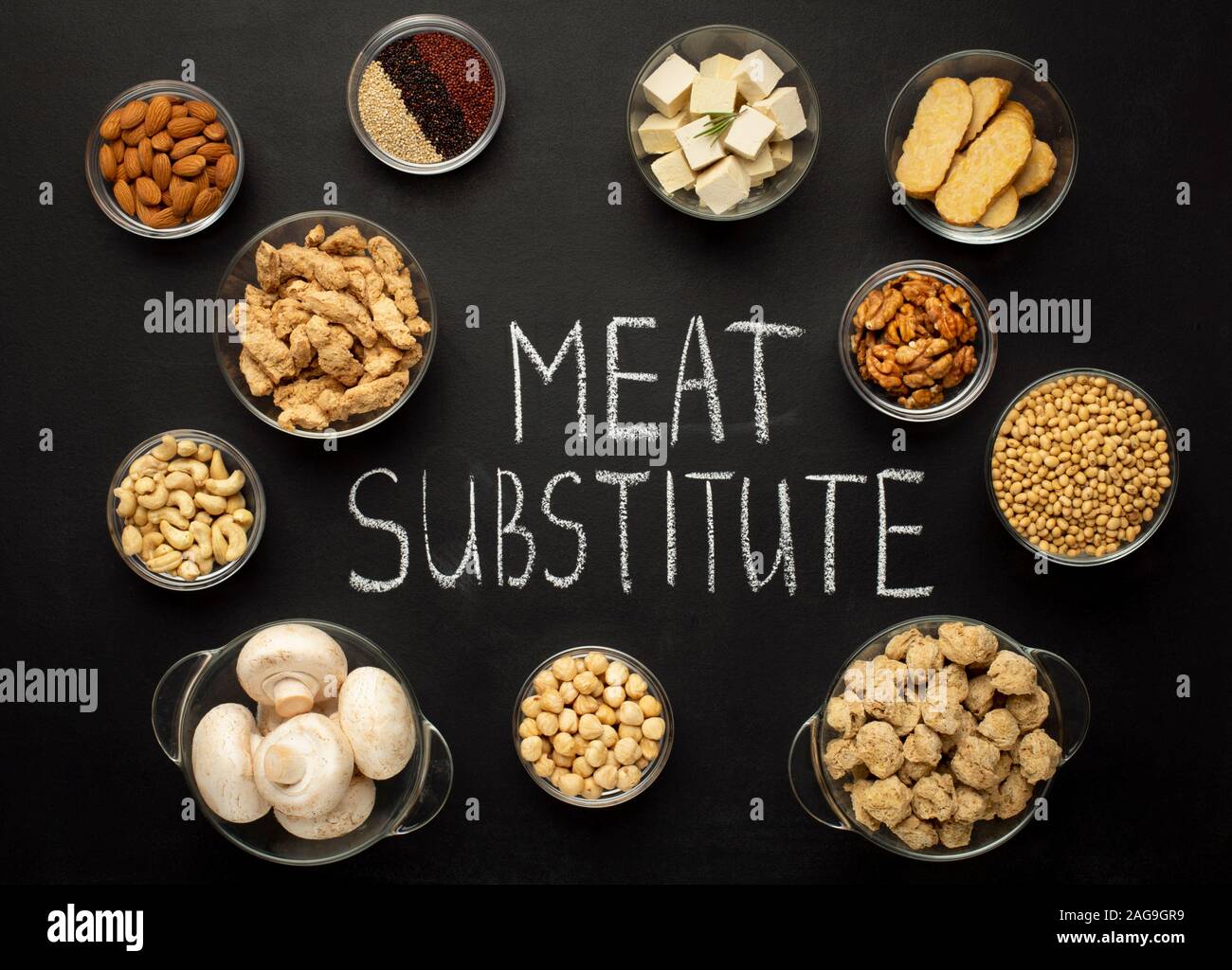 Assortimento di piatti vegan fonti di proteina sulla lavagna Foto Stock