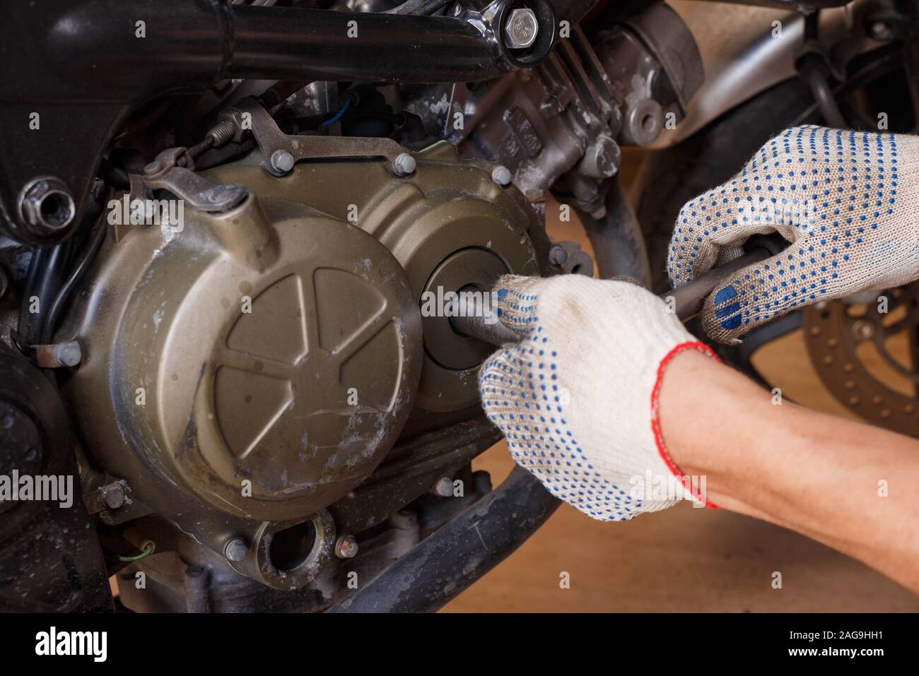 Il processo di diagnosi di un motore di una motocicletta. Manutenzione del motociclo. Gli interventi di riparazione e manutenzione di motocicli prima della stagione Foto Stock