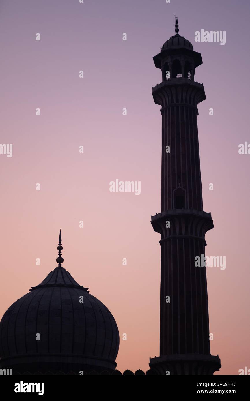 Silhouette di Jama Masjid nella Vecchia Delhi, India Foto Stock