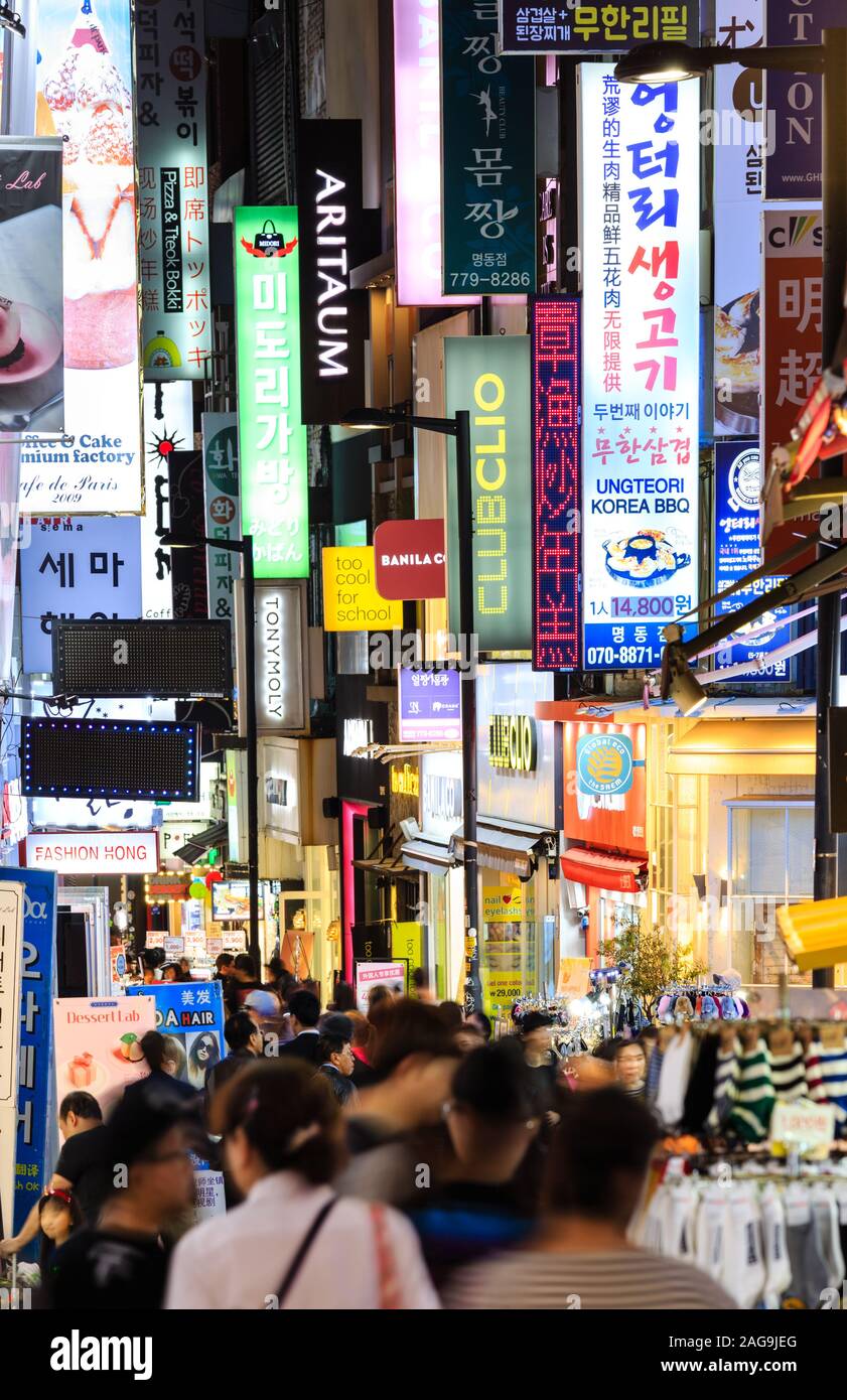 Seul,Corea-24 Apr 2019:La vista notturna delle strade a Myeong-dong area commerciale Foto Stock
