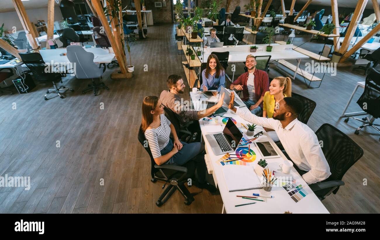 Coworking Space. Il team di giovani che lavorano in ufficio Foto Stock