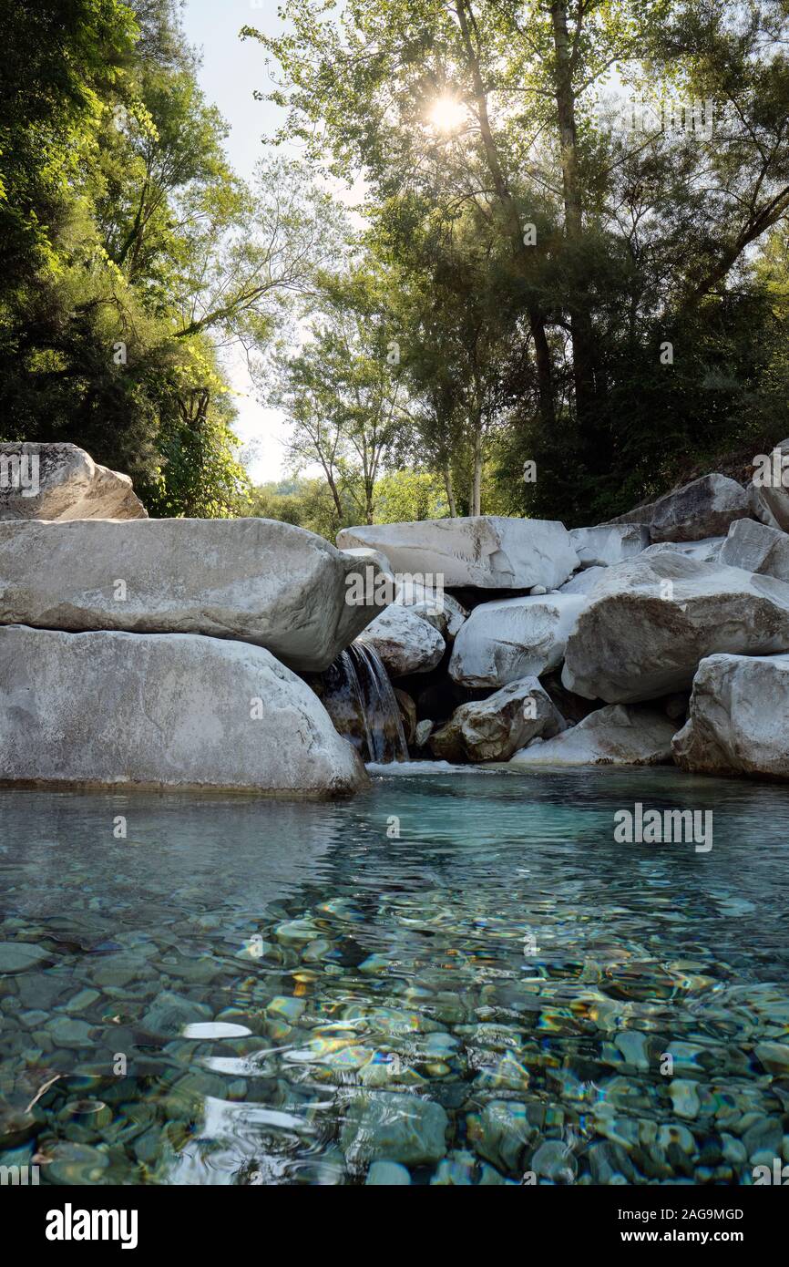Naturalmente il Marmo delle Apuane montagne filtrato limpido blu azzurrato Aulella acqua di fiume nel centro termale città Equi Terme, Fivizzano Toscana Italia Foto Stock