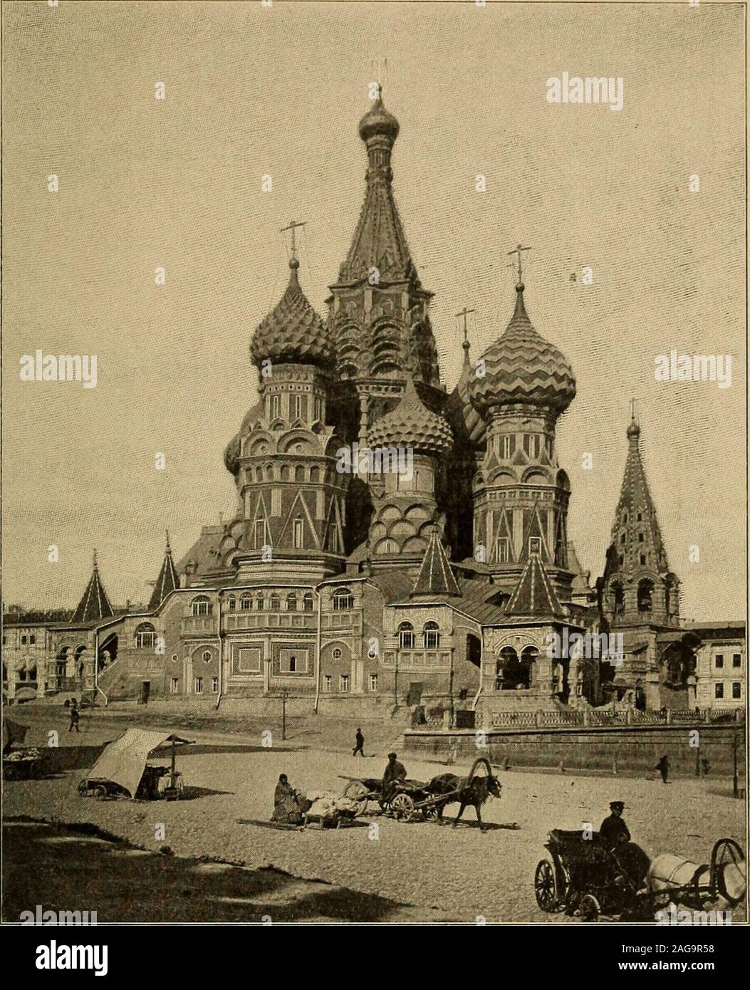 . Di tutte le Russie: Viaggi e studi in contemporanea europea della Russia, Finlandia, Siberia, Caucaso e Asia centrale e il cuore della Russia. Il vecchio quartiere, all'internodella pareti, conosciuta come la città cinese - il solo in cinese init sono alcuni mercanti di tè-è imballato chiudere con business officesand banche. Le strade hum con le fasi di fretta buyersand venditori. A mezzogiorno lo scambio è affollata con broker andmerchants, una proporzione notevole della loro lingua tedesca,con una spolverata di cinesi, i Persiani e strane faccie e testa-ingranaggio dal Turkestan. Quando si guida fuori per stare con Napo-leons gho Foto Stock