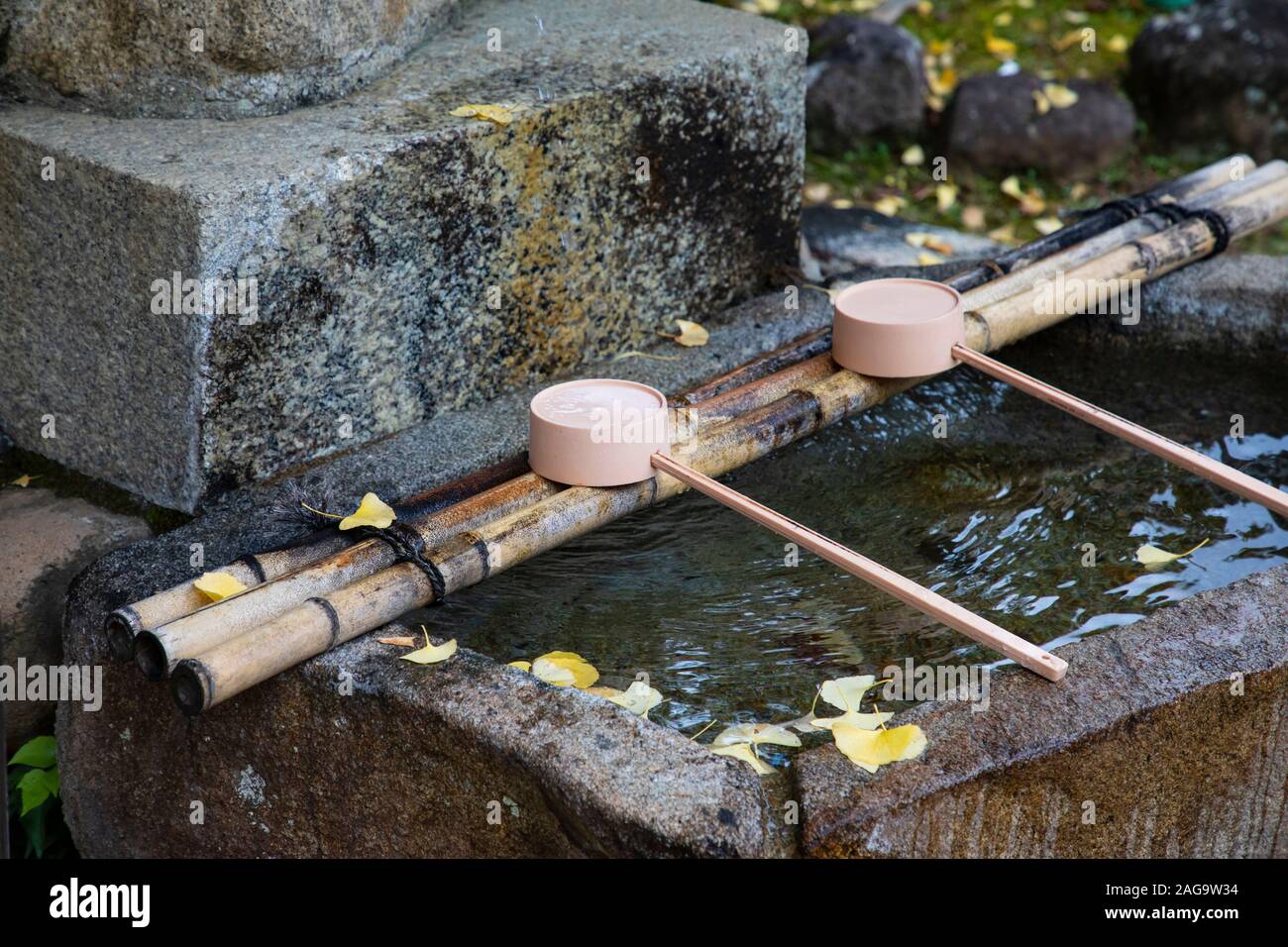 Tradizionale fontana di purificazione al di fuori del santuario giapponese Foto Stock