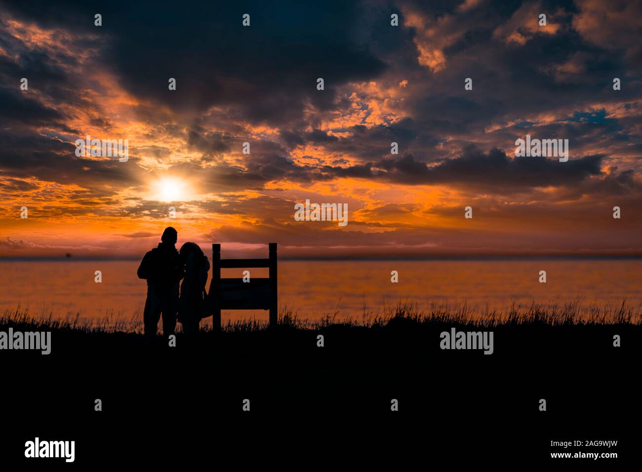 Giovane, guardando il tramonto, Reykjavik, Islanda Foto Stock