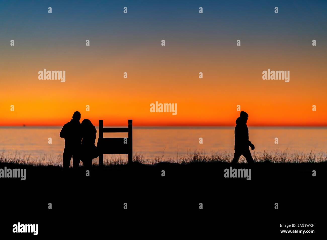 Giovane, guardando il tramonto, Reykjavik, Islanda Foto Stock