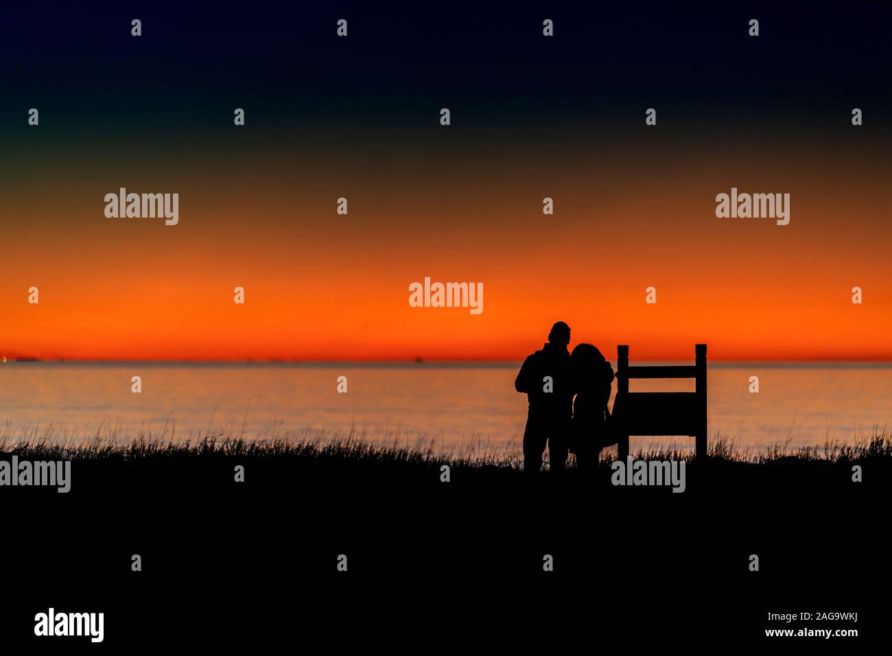 Giovane, guardando il tramonto, Reykjavik, Islanda Foto Stock