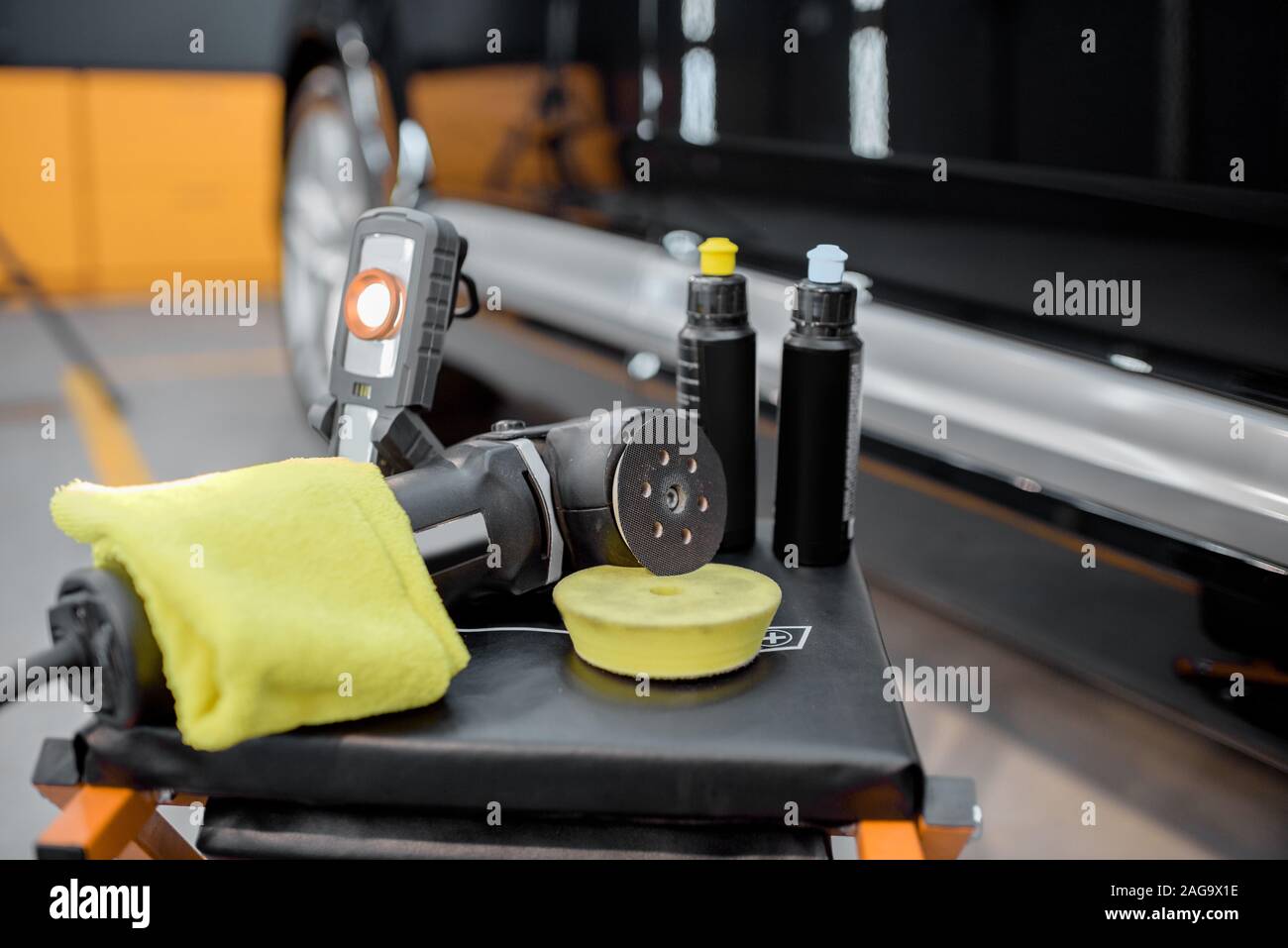 Attrezzature professionali per carrozzerie auto lucidatura presso il servizio auto. Auto che dettaglia gli strumenti per la cura del veicolo Foto Stock