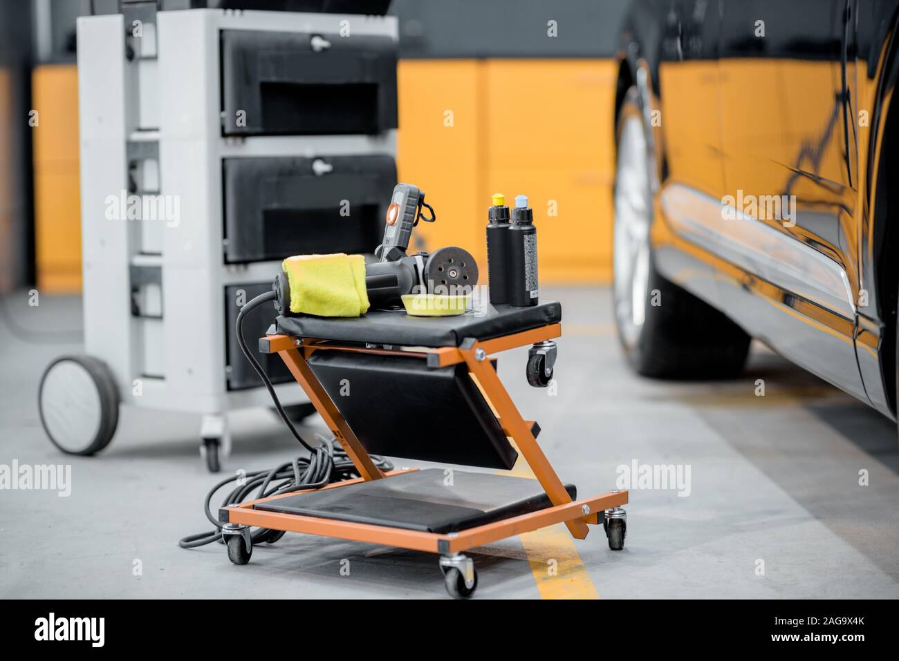 Attrezzature professionali per carrozzerie auto lucidatura presso il servizio auto. Auto che dettaglia gli strumenti per la cura del veicolo Foto Stock