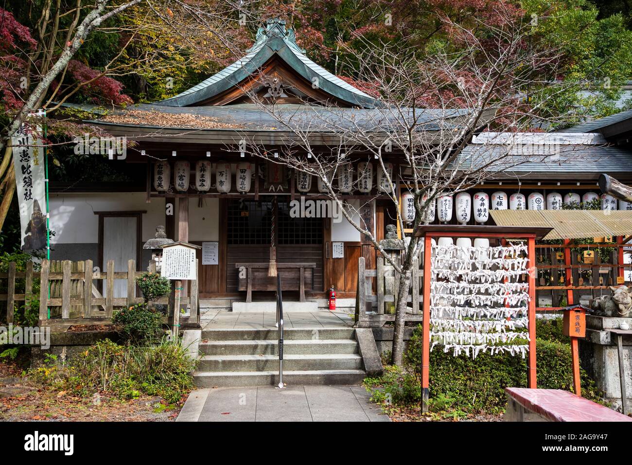 KYOTO, Giappone -18 novembre 2019: Nyakuoji-jinja Santuario, Imperatore Go-Shirakawa fondato questo piccolo santuario come un ramo dei Santuari Kumano in 1160. Foto Stock