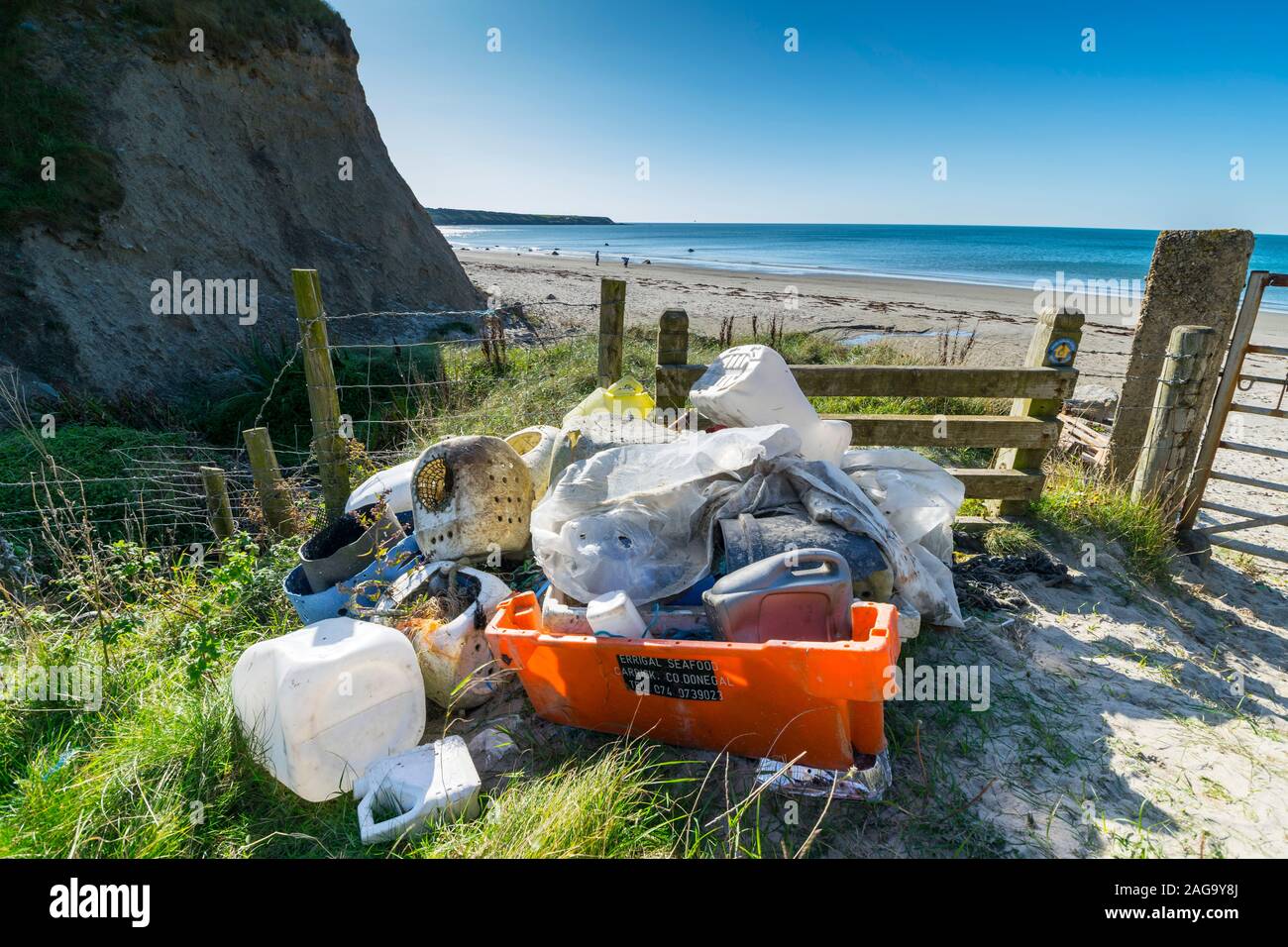 Traeth Penllech vicino a Porth Colmon sul Lleyn Peninsula Gwynedd Galles del Nord spiaggia raccolta di lettiera Foto Stock