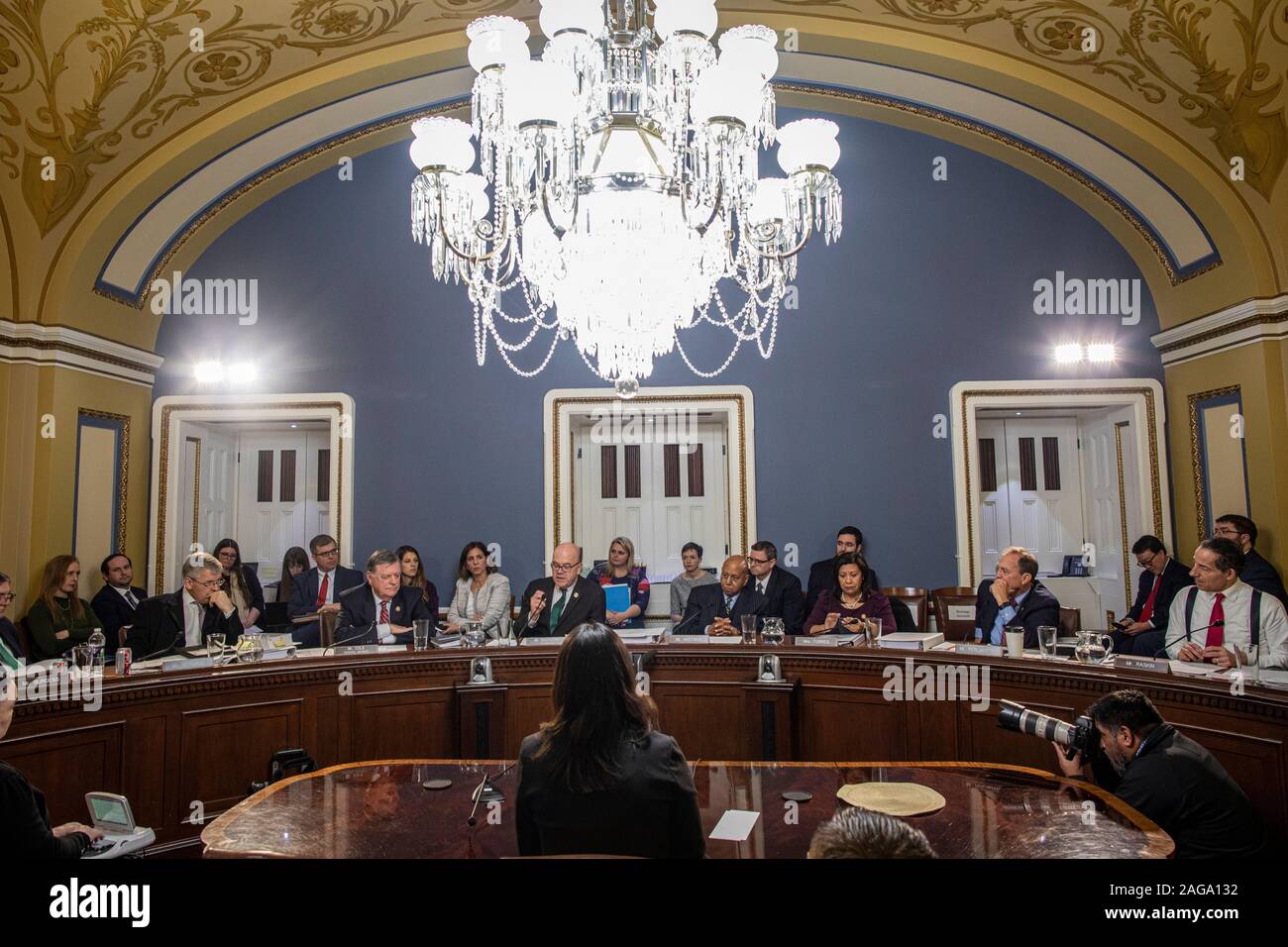 Gli Stati Uniti le regole della casa Comitato sente commenti finali prima di votare sulle regole dell'impeachment audizione contro il presidente Donald Trump su dicembre 17, 2019 a Washington, D.C.Credito: Jason Andrew / Pool via CNP | Utilizzo di tutto il mondo Foto Stock