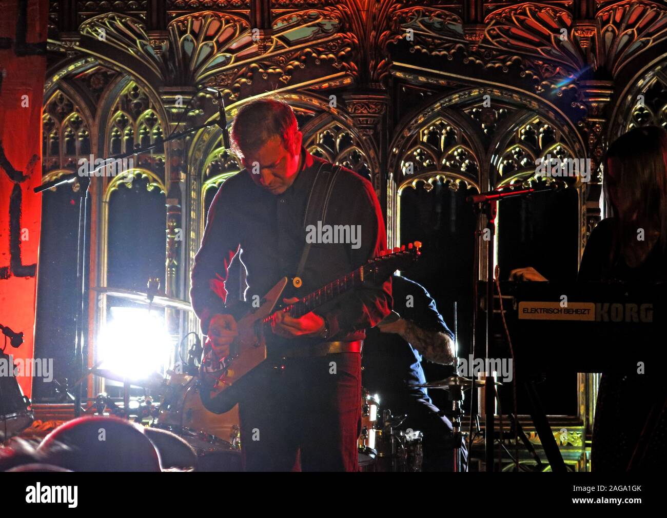Mark E Smith & la caduta eseguire 15/05/2014 Cattedrale di Manchester gig - Pete Greenway chitarrista Foto Stock