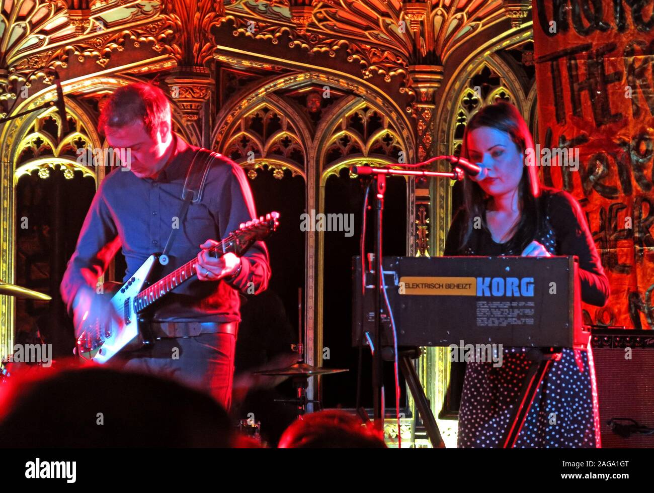 Mark E Smith & la caduta eseguire 15/05/2014 Cattedrale di Manchester gig - Pete Greenway chitarrista & Elena Poulou Foto Stock