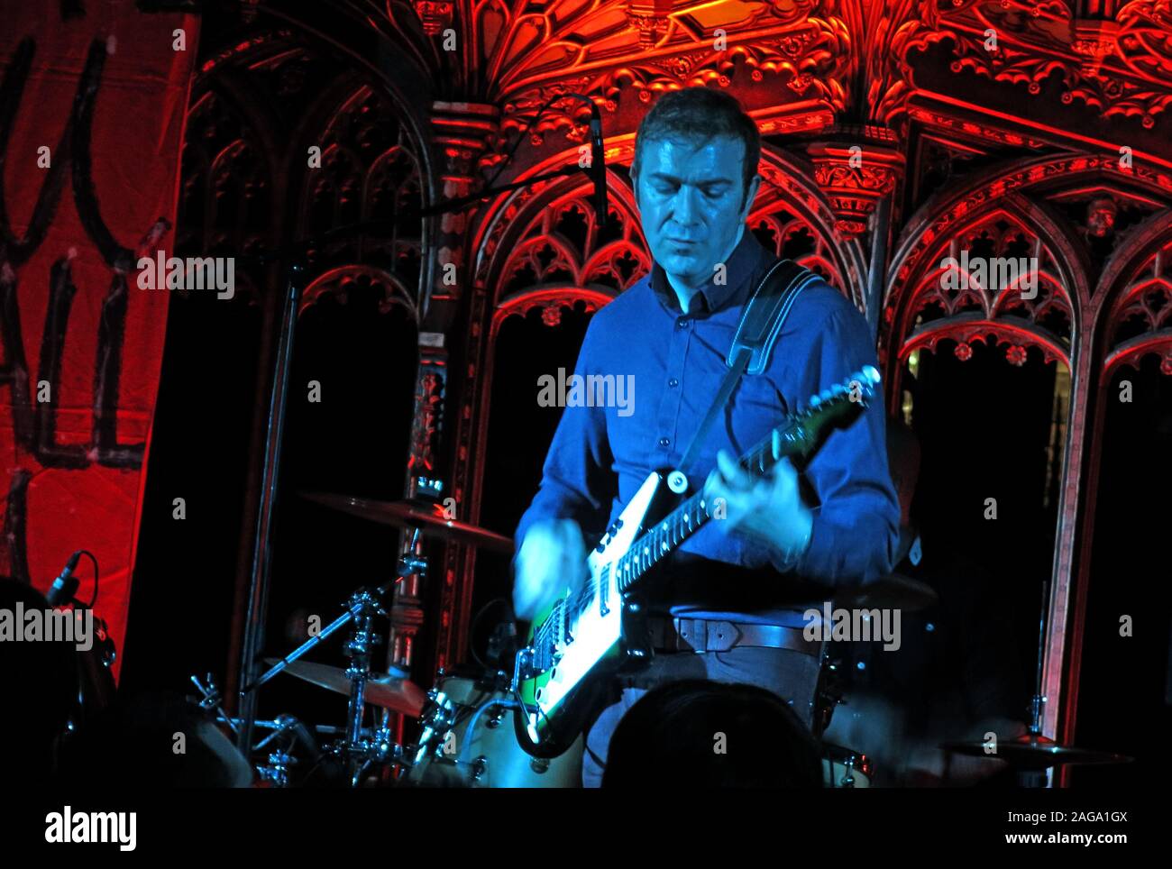 Mark E Smith & la caduta eseguire 15/05/2014 Cattedrale di Manchester gig - Pete Greenway chitarrista Foto Stock