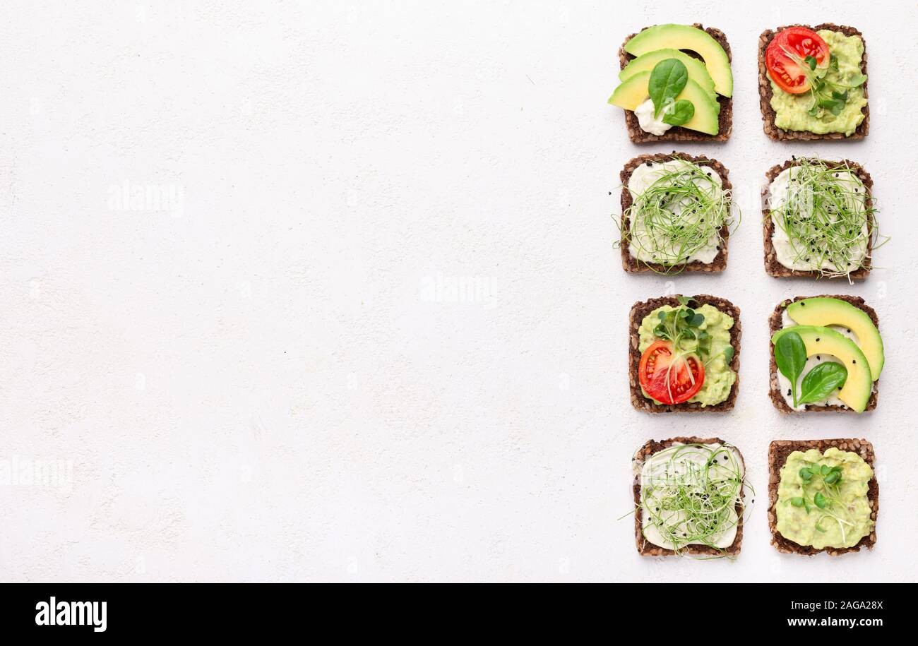 Panini con avocado, tofu formaggio e microgreen Foto Stock