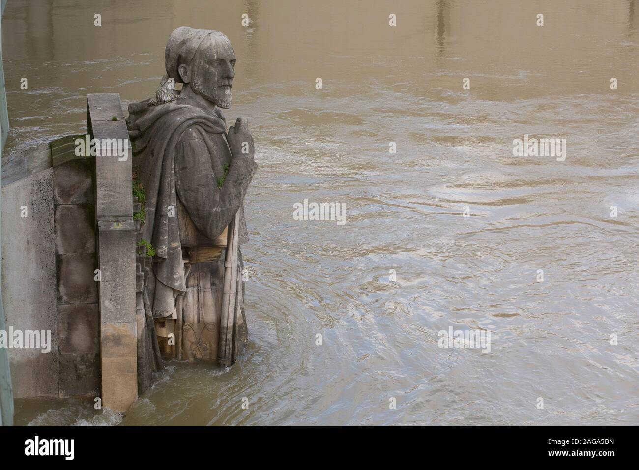 La statua ZOUAVE semi-sommersa dalle acque alluvionali Foto Stock