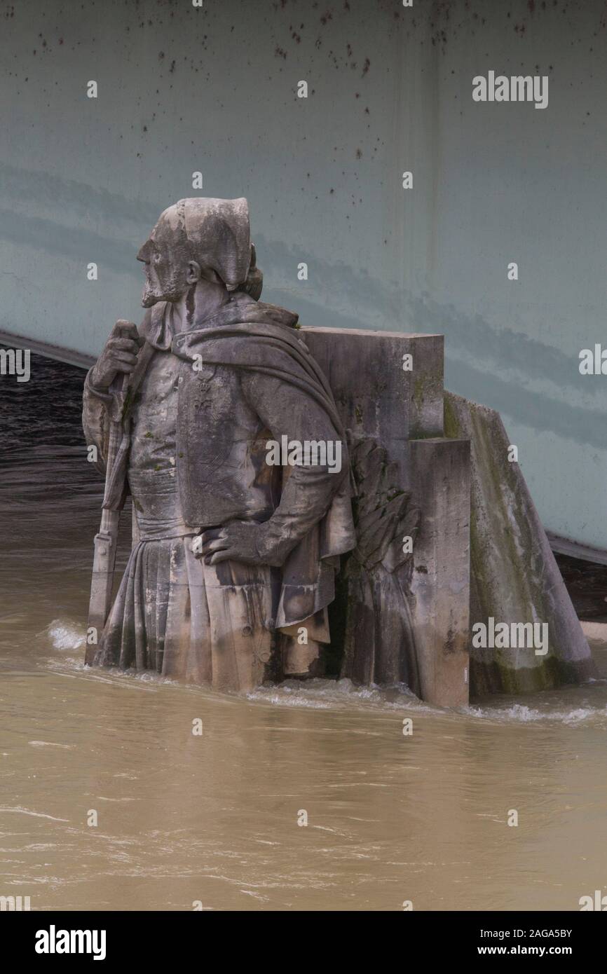 La statua ZOUAVE semi-sommersa dalle acque alluvionali Foto Stock