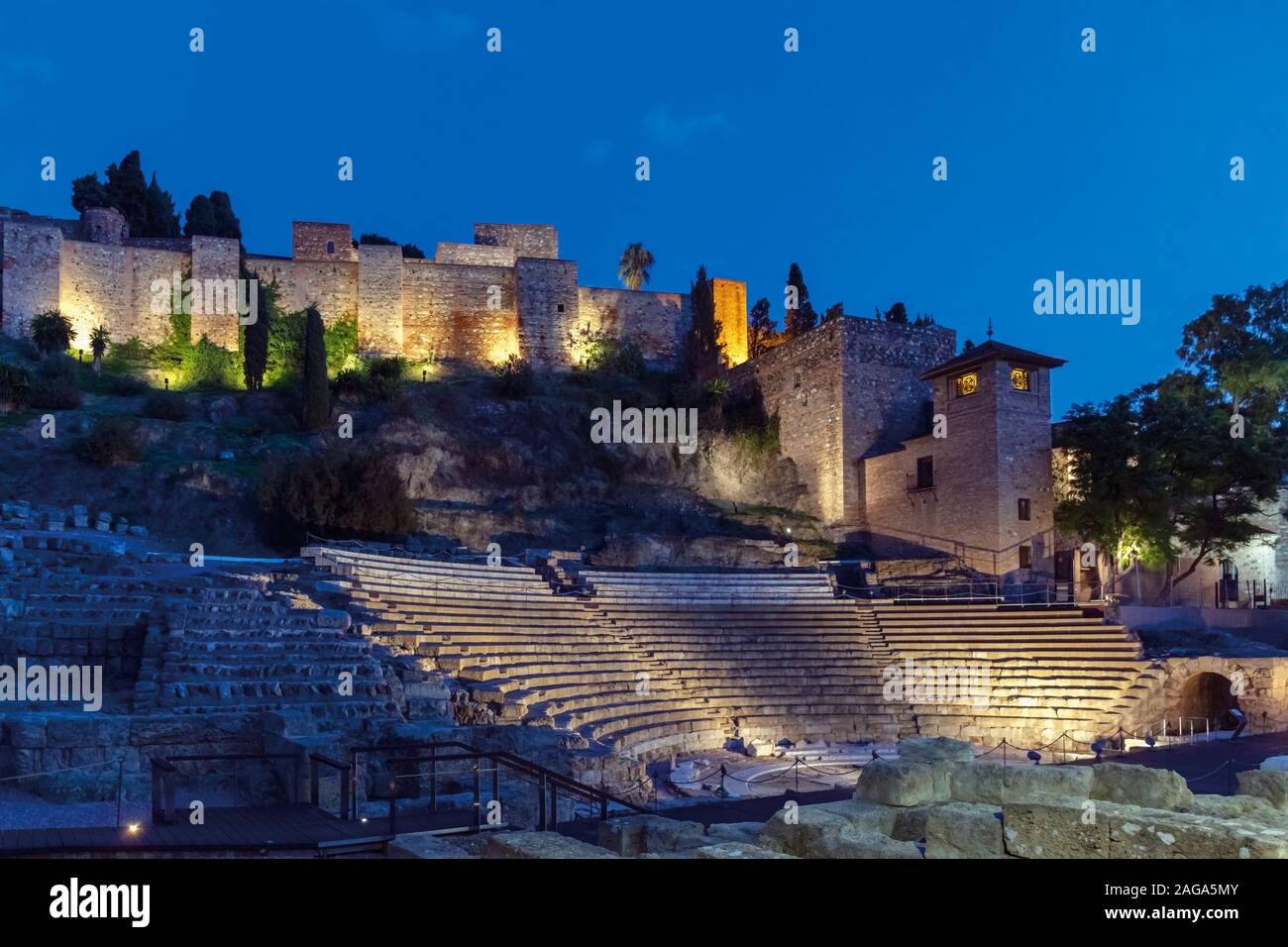 Teatro romano e la alcazaba moresca, o fortezza, Malaga, provincia di Malaga, Costa del Sol, Andalusia, Spagna meridionale. Foto Stock