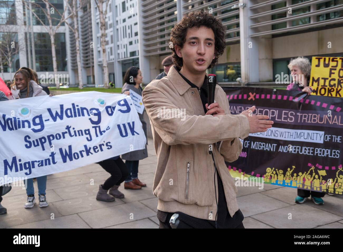 Londra, UK, 18 dicembre 2019. Il popolo permanente del tribunale sono state riunite da persone di altre organizzazioni fra cui la Liberty, ultimi diritti, lavoro campagna per la libera circolazione, Unite Hotel lavoratori e delle lesbiche e gay supportano i migranti per porre fine all'ambiente ostile e a sostenere i diritti civili e i diritti umani per i migranti e le comunità di immigrati. Un lungo striscione con il messaggio 'frontiere Kill: Ricordate la Essex 39' commemorato il 39 immigrati vietnamiti che hanno perso la vita in un camion in ottobre. Peter Marshall / Alamy Live News Foto Stock