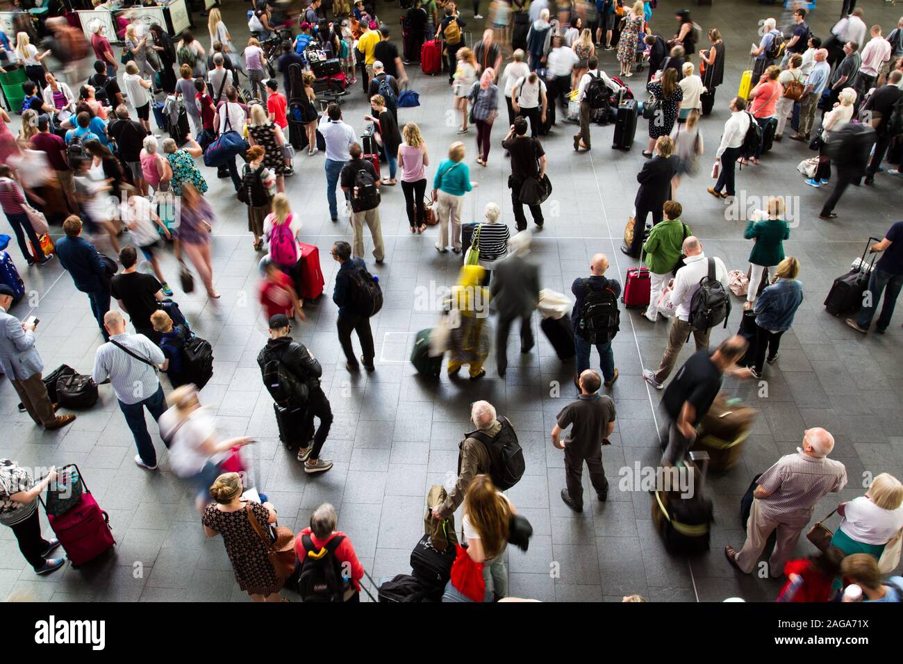 KINGS CROSS, LONDON, Regno Unito - 21 luglio 2016. Guardando verso il basso a partire da sopra su folle di rail pendolari e passeggeri in paziente attesa per i loro treni in un Foto Stock