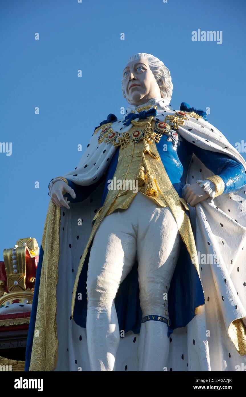 Questa coloratissima statua di Re Giorgio III fu eretto nel 1809, nella località balneare di Weymouth, per celebrare il suo Giubileo d oro. Il Dorset, Inghilterra, Regno Unito. Foto Stock