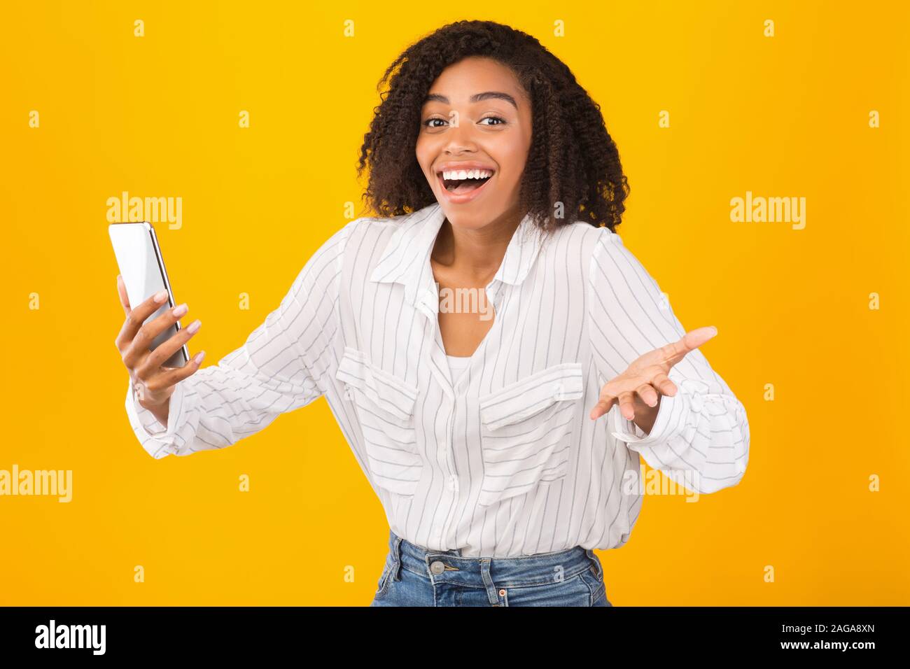 Scioccato ragazza afro eccitato con inaspettato lotteria online win Foto Stock