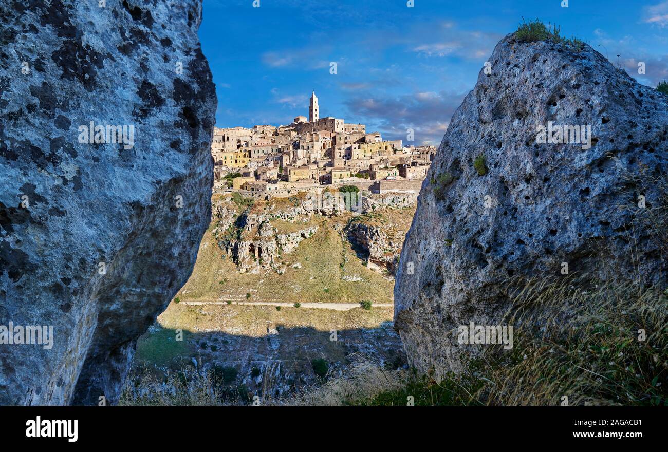 Lunga vista attraverso 'la gravina' orrido per i Sassi di Matera a sunrise, Basilicata, Italia. Un sito Patrimonio Mondiale dell'UNESCO. La zona di Matera è stata Foto Stock