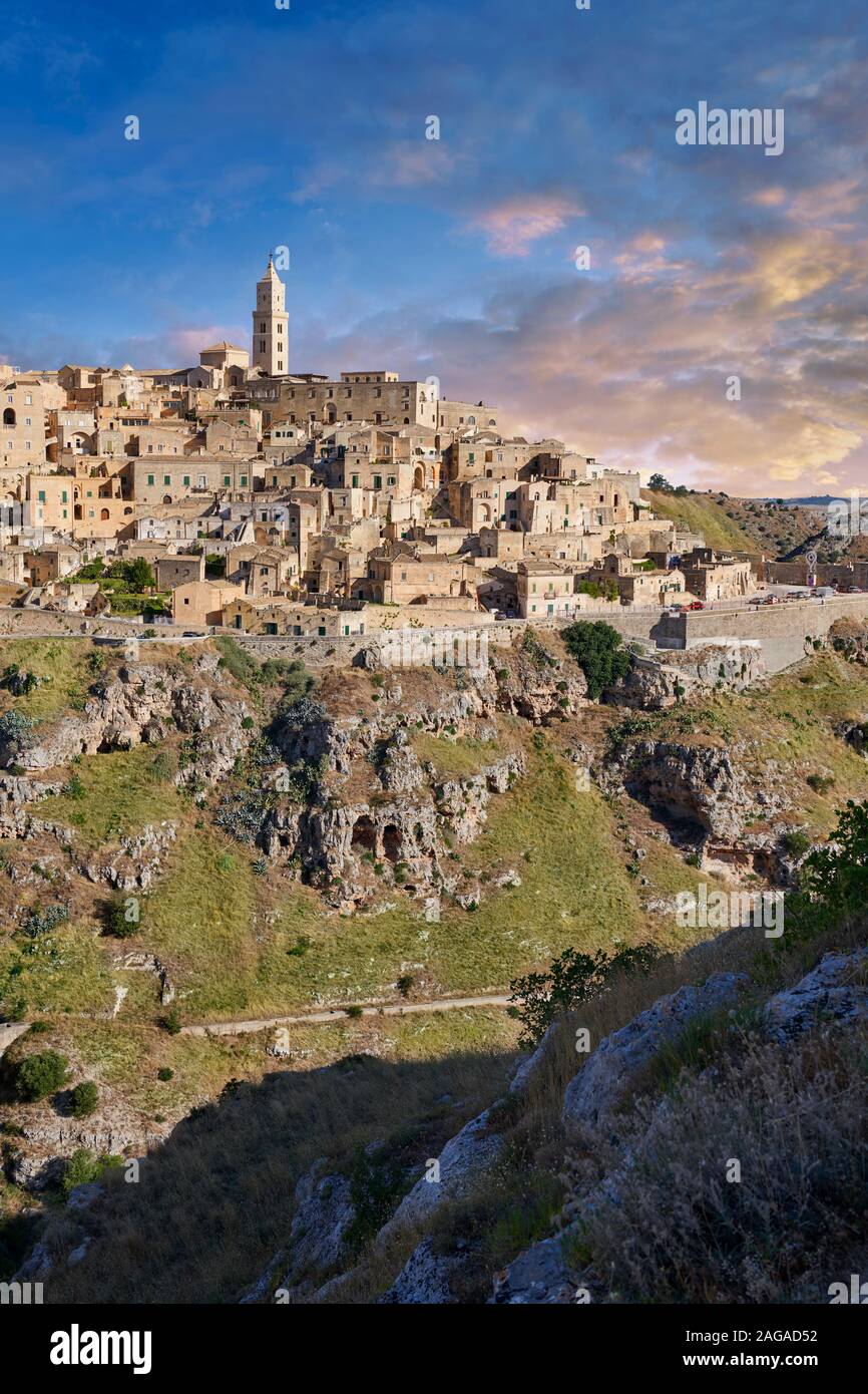 Lunga vista attraverso 'la gravina' orrido per i Sassi di Matera a sunrise, Basilicata, Italia. Un sito Patrimonio Mondiale dell'UNESCO. La zona di Matera è stata Foto Stock