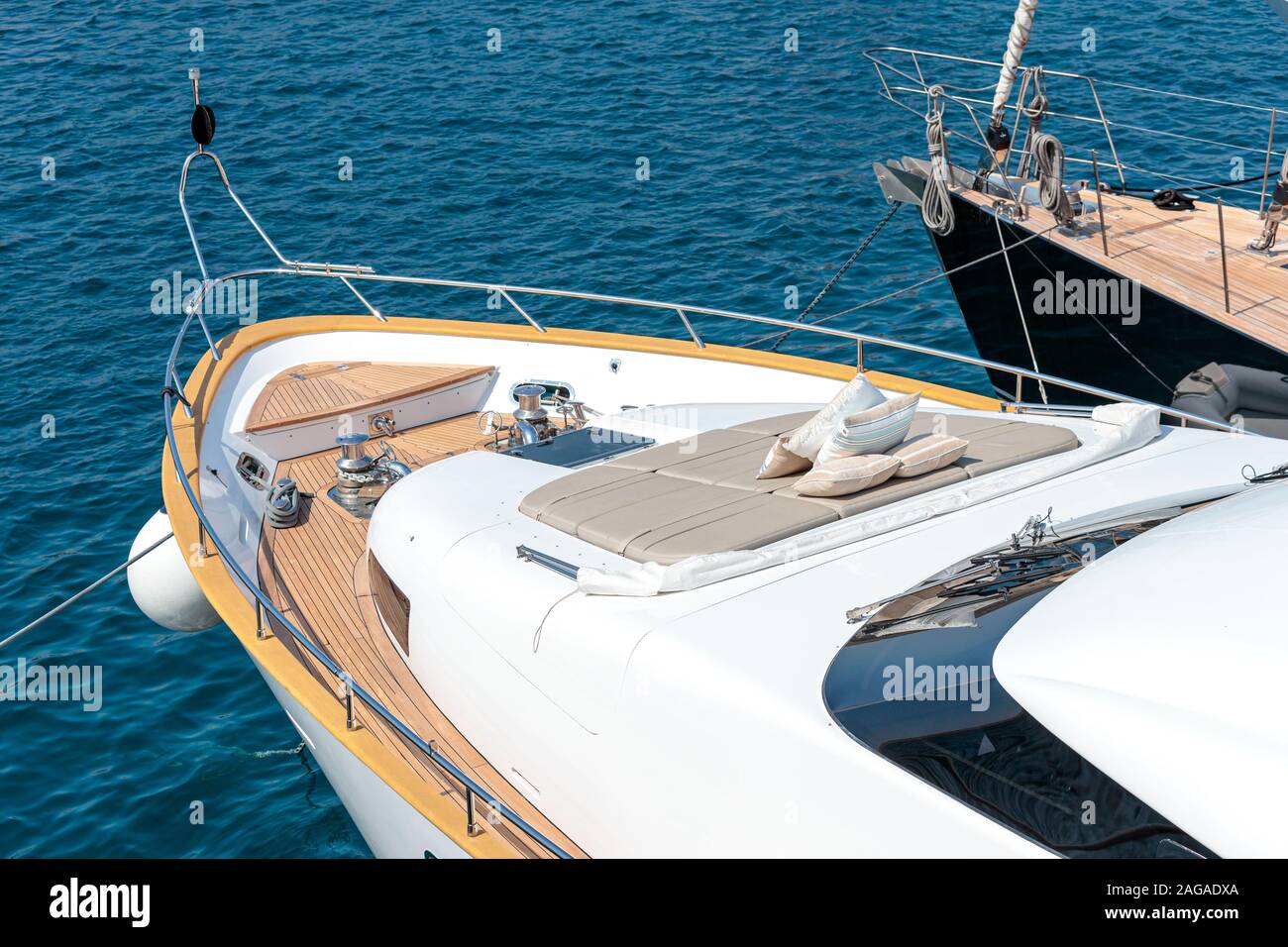 Foto ad alto angolo della tavola di un privato moderno yacht in mare in una giornata estiva Foto Stock