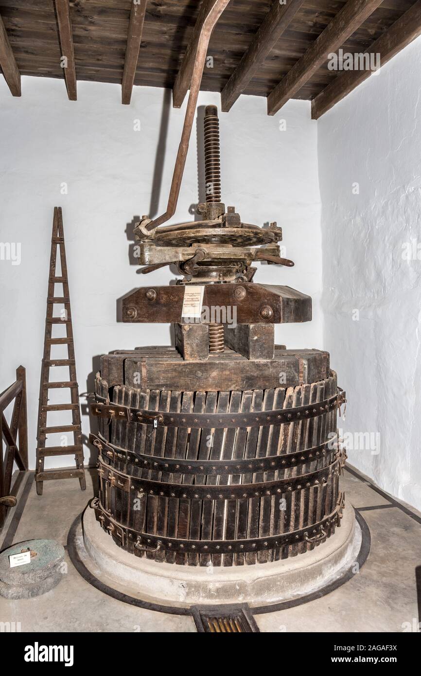 Mabile tipo di vino verticale premere, Bodegas El Grifo museo del vino, La Geria, Lanzarote, Isole Canarie, Spagna Foto Stock