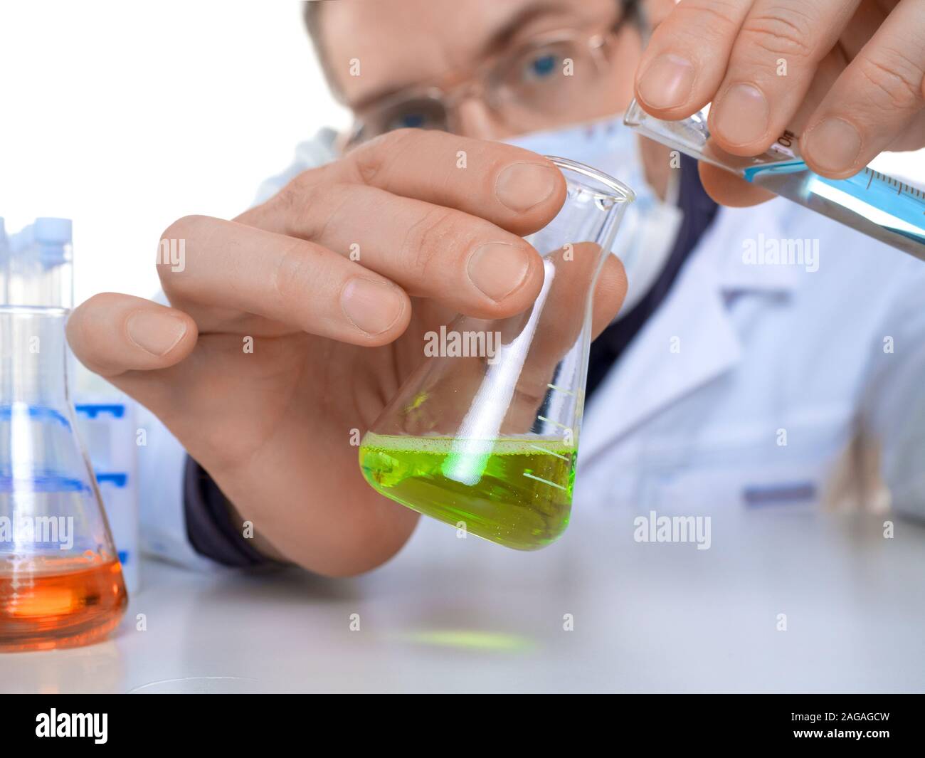 Vista ravvicinata di un mani del ricercatore maschio di effettuare attività di ricerca scientifica in un laboratorio. Messa a fuoco selettiva. Foto Stock