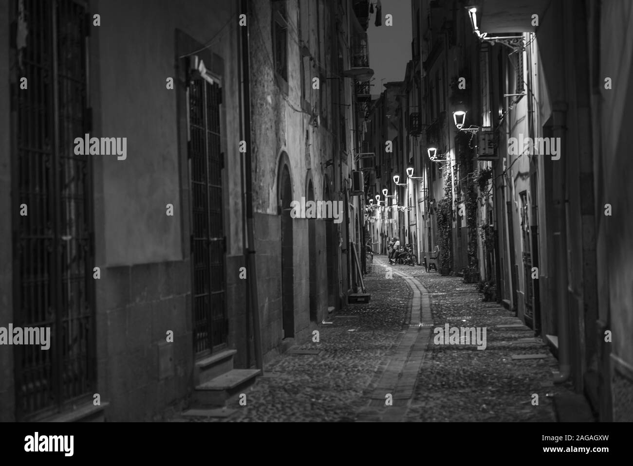 Foto in scala grigia delle belle strade lastricate di Basta, Sardegna Foto Stock