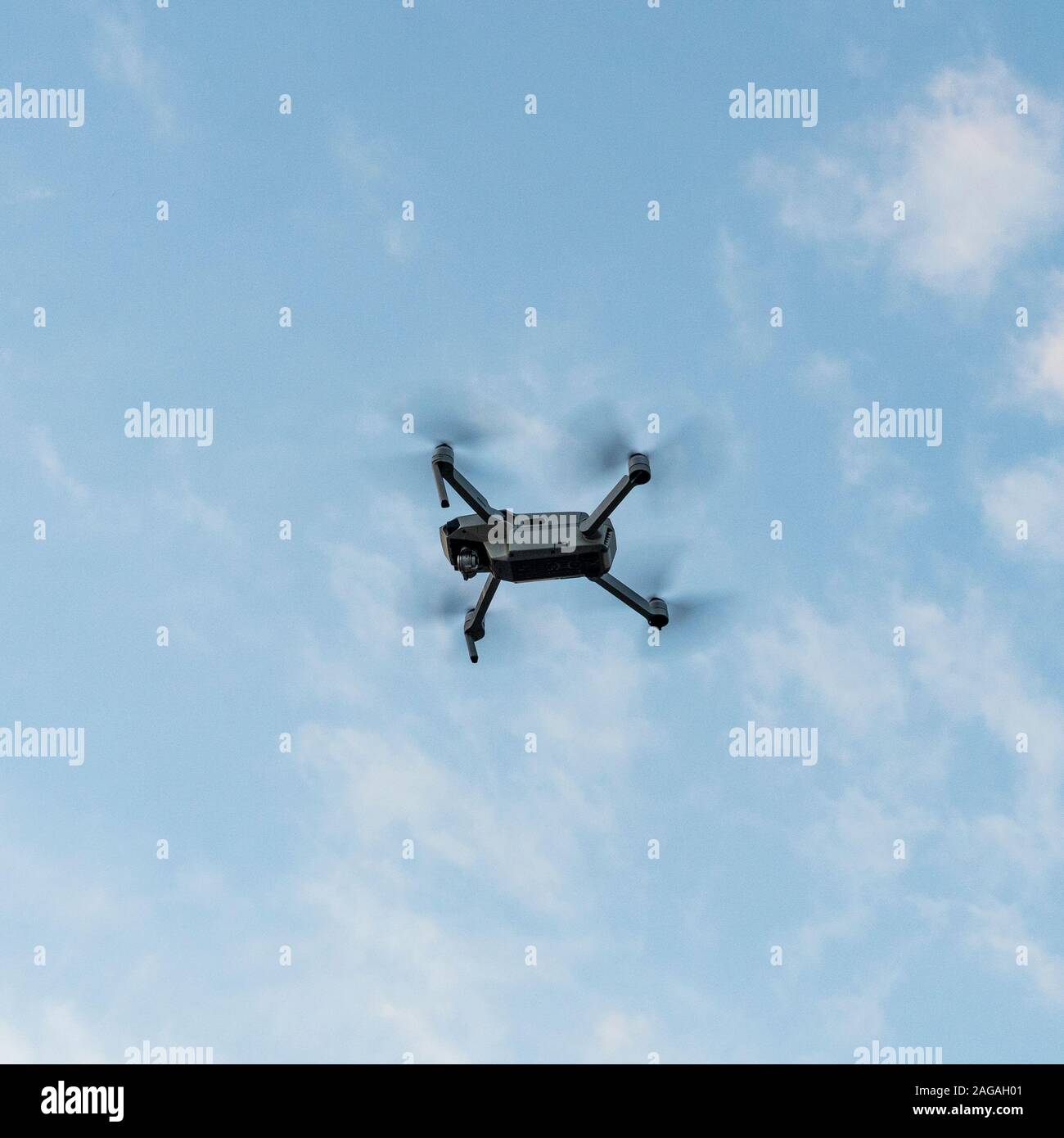 Drone in volo per scattare foto. Foto Stock