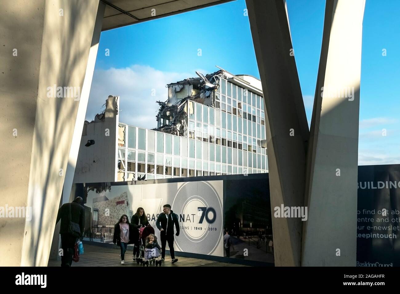 La demolizione dell'edificio dell'ufficio postale come parte del tanto atteso riqualificazione di Basildon Town Centre in Essex. Foto Stock