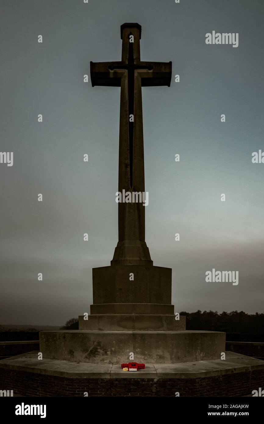 Immagine verticale di un enorme monumento a croce nel Canada Cimitero di guerra a Groesbeek Foto Stock