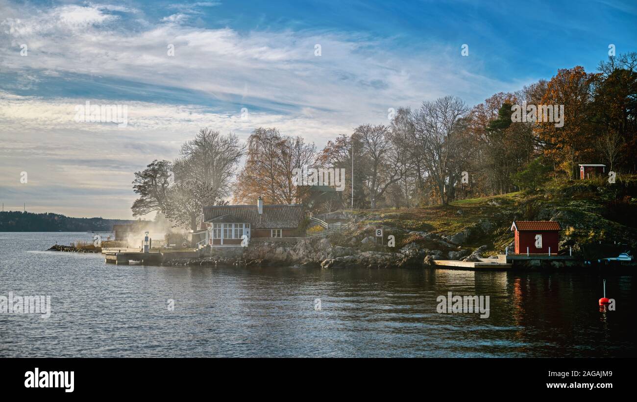 Fumo proveniente dalla casa dell'isola Foto Stock