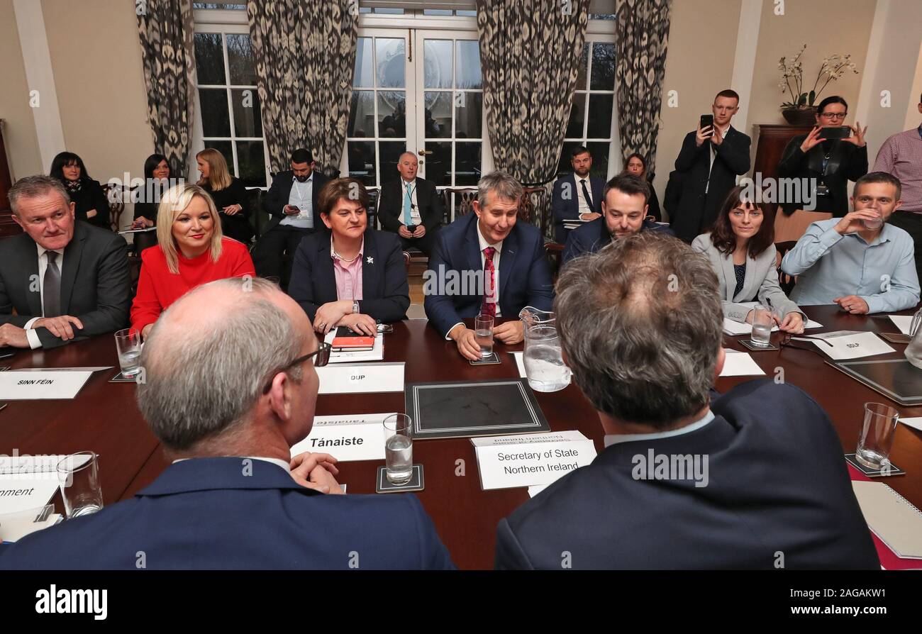 Un incontro rountable a Stormont a Belfast con (da sinistra a destra) Conor Murphy, Michelle O'Neill, Arlene Foster, Edwin Poots, colonna Eastwood, Nichola Mallon, al maggiordomo di Robbie con Julian Smith il Segretario di Stato per l'Irlanda del Nord (anteriore destro) e Simon COVENEY Tanaiste (anteriore sinistro). Foto Stock